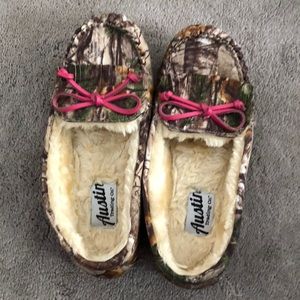 Austin Trading Co. camo slippers